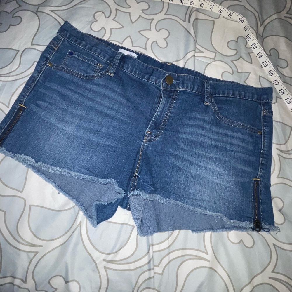 Frayed denim shorts